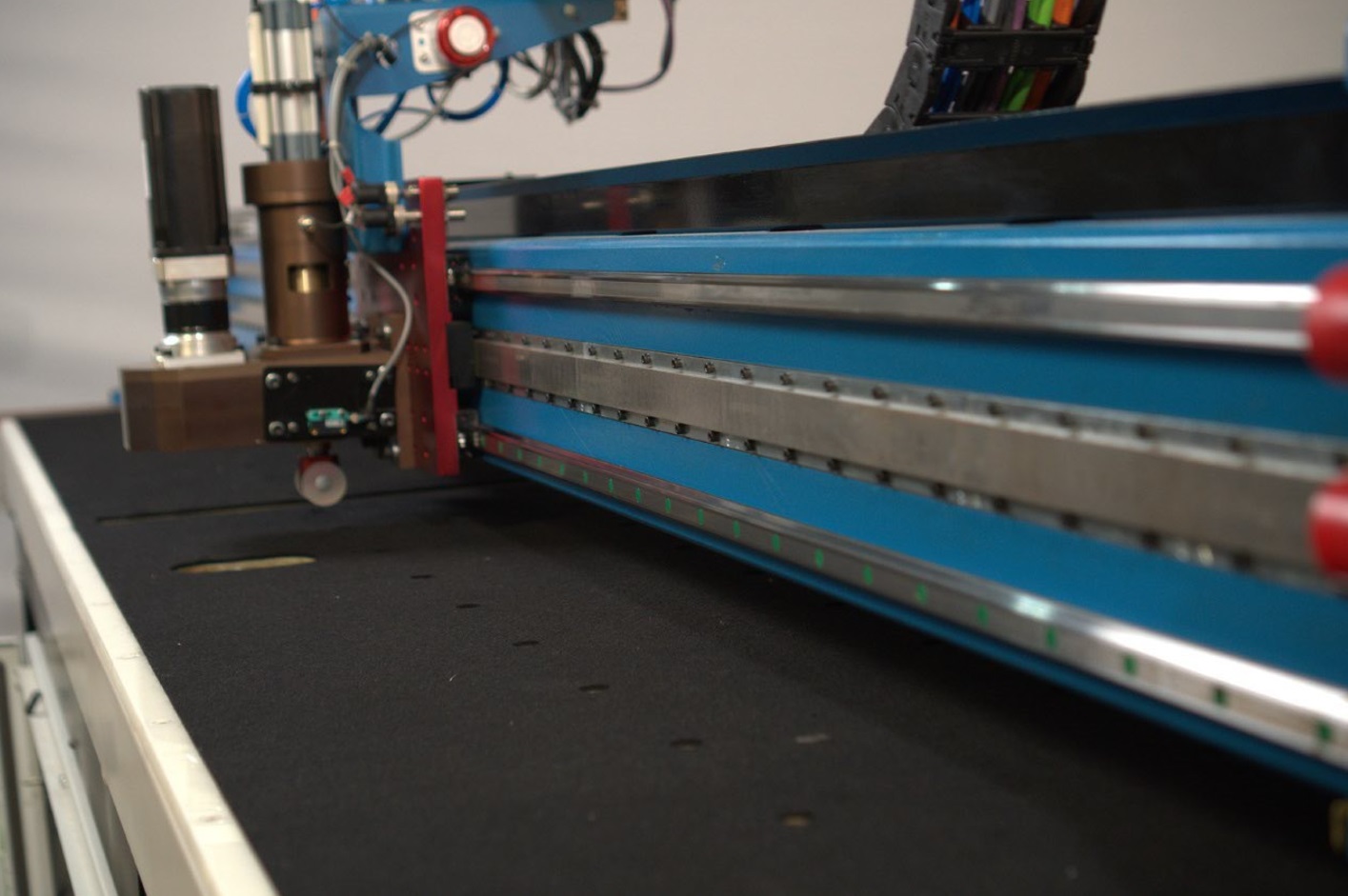 Qual  a vantagem de comprar guias lineares com encoder linear integrado pr-instalado?